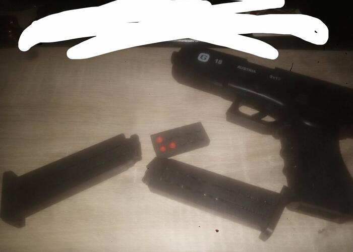 Grajewo ogłoszenia: Sprzedam pistolet ZABAWKOWY, ma 2 magazynki, 15 naboi i +12...
